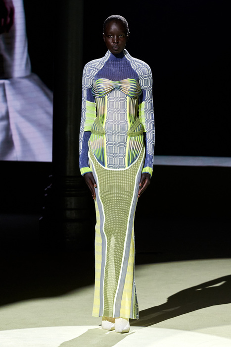 Balmain-futuristico-2022-beyond-the-magazine