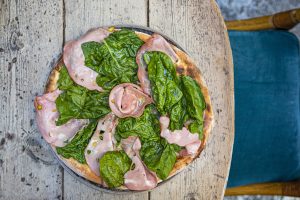 Pizza con forno a legna presso il Bar del Fico