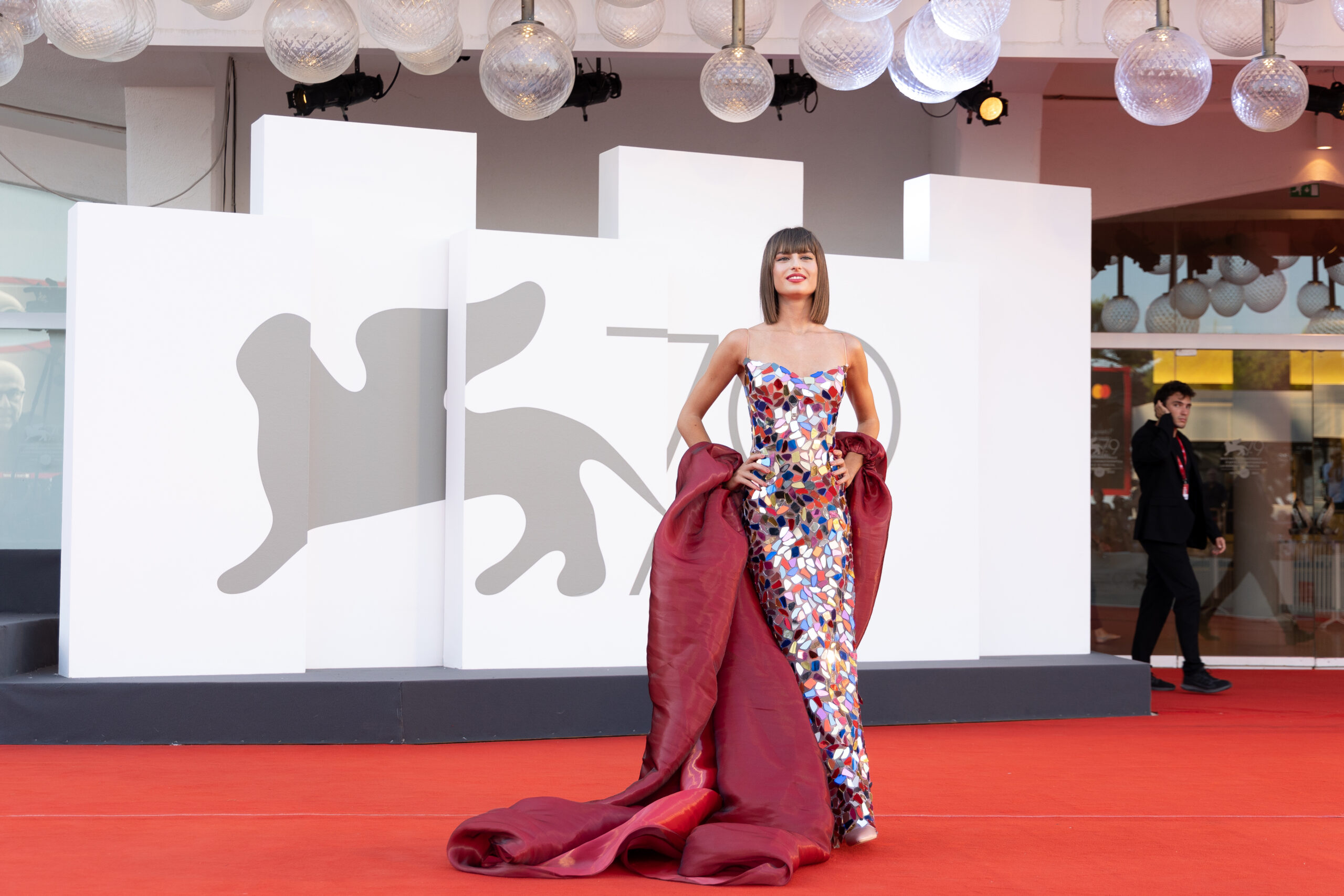 Kiki Minou Nicole Macchi burlesque performer sul Red Carpet del 79 Festival del Cinema di Venezia