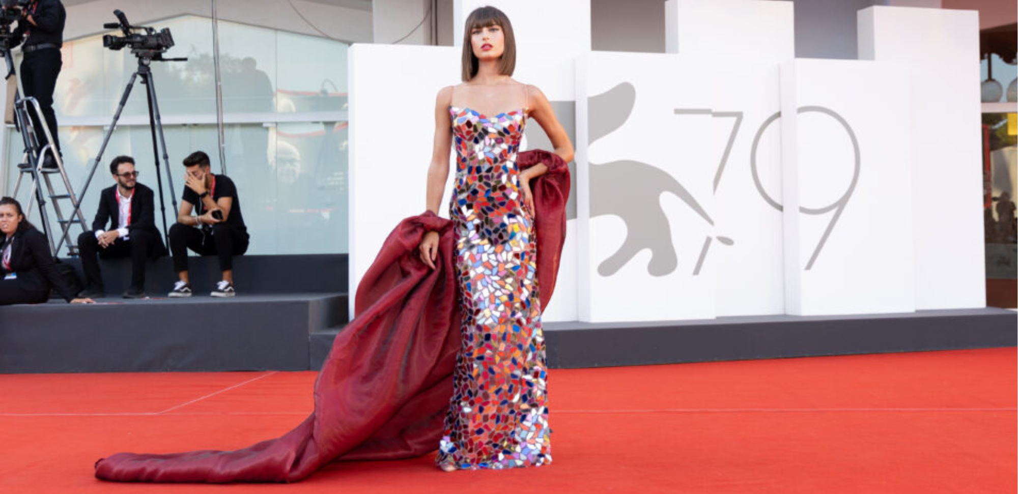 kiki minou performer sul red carpet con abito dello stilista ihab jiryis fatto di specchi