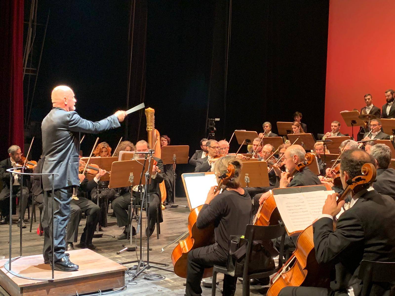 Teatro del Giglio accoglie il nuovo anno con Nessun Dorma, dirige Andrea Colombini, articolo su Beyond the Magazine