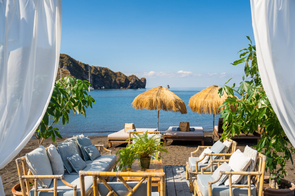 Therasia Resort Sea, Riapertura, articolo su Beyond the Magazine