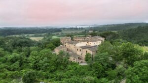 Castel Monastero, Ristorante Contrada, articolo su the hub