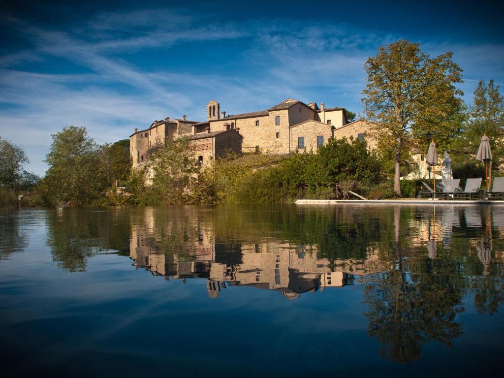 Castel Monastero, Ristorante Contrada, articolo su the hub